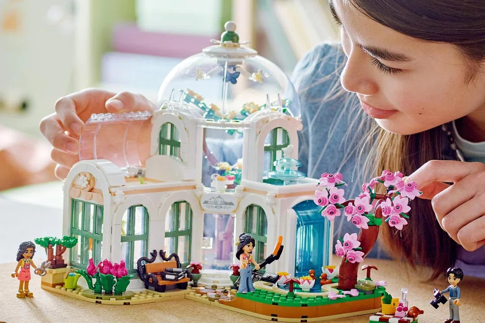 BINA LEGO: Luangkan masa membina set 41757 Botanical Garden daripada koleksi terkini Lego Friends. Set tersebut merupakan sebuah rumah kaca elegan dengan pelbagai butiran rumit.
