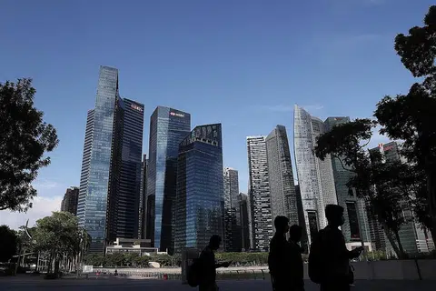 TERIMA PAMPASAN: Perangkaan pemberhentian kerja yang diterima MOM antara April dengan September menunjukkan sekitar dua daripada tiga pekerja yang kehilangan pekerjaan layak menerima pampasan. - Foto fail