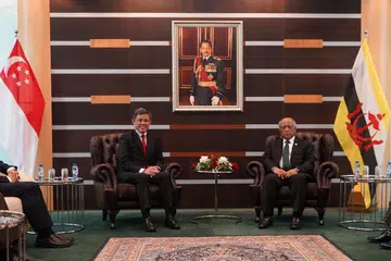 Menteri Pertahanan Encik Chan Chun Sing (kiri) bertemu Menteri di Pejabat Perdana Menteri Brunei Darussalam dan Menteri Pertahanan Kedua, Pehin Datu Lailaraja Jeneral Mejar (Bersara) Dato Paduka Seri Haji Awang Halbi Bin Haji Mohd Yussof pada 22 Ogos. 
