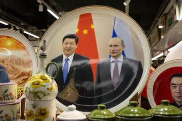 Sebuah pinggan bermotif wajah Presiden Russia, Encik Vladimir Putin (kanan) dan Presiden China, Encik Xi Jinping dipamerkan di sebuah kedai di Beijing pada 19 Mei 2026.