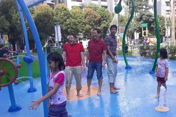 RASA SERONOK: (Dari kiri) Encik Amrin Amin, Encik Ong Ye Kung dan Encik Vikram Nair tampak berseronok semasa 'bermain' di taman permainan air di kawasan Admiralty Link yang dilancarkan semula semalam. - Foto KELAB MASYARAKAT CANBERRA