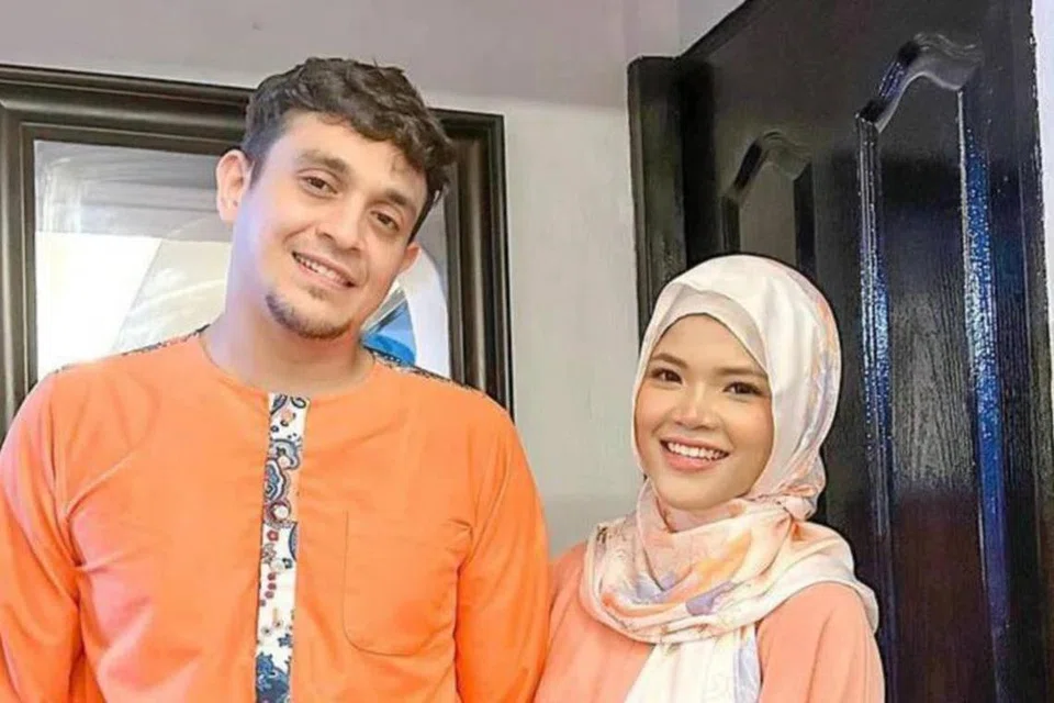 JODOH TEPAT: Erwin Shah Dawson (kiri) senangi keramahan dan sikap penyabar isterinya, Lee Suxiu Solleha Bazilah, yang dinikahi dalam majlis sederhana pada 17 Januari lalu.