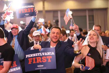 Penyokong memberikan reaksi semasa majlis menonton kempen Senat Dave McCormick di pusat bandar Pittsburgh, Pennsylvania, Amerika Syarikat, pada 5 November.