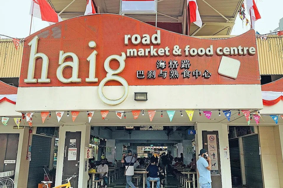 KES BARU: Selain Pusat Makanan dan Pasar Haig Road, dua lagi tempat iaitu Jurong Central Plaza dan Shunfu Mart telah mengesan kes Covid-19 baru dalam kalangan penjual ikannya. - Foto SPH