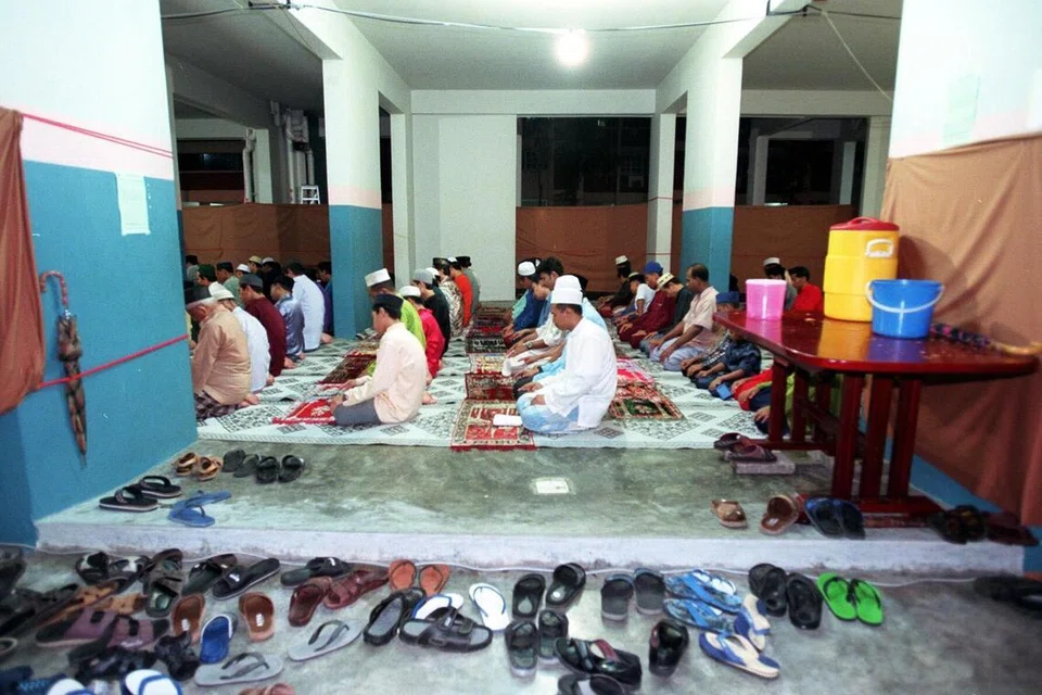 Jemaah menunaikan solat tarawih di kolong Blok 274, Bangkit Road, di estet perumahan Bukit Panjang pada 2005. 