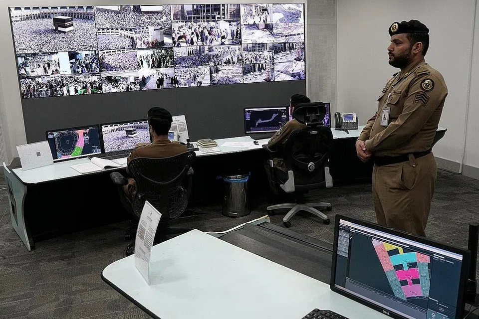 PANTAU KEADAAN: Anggota keselamatan Arab Saudi memantau pergerakan jutaan jemaah haji menerusi paparan langsung kamera pemantau di seluruh ceruk Makkah. - Foto REUTERS