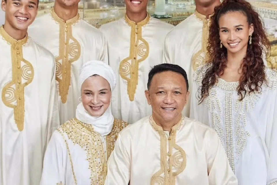 Wendy Jacobs (bawah, kiri) dan suami Fandi Ahmad (bawah kanan) bersama kelima-lima anak mereka.