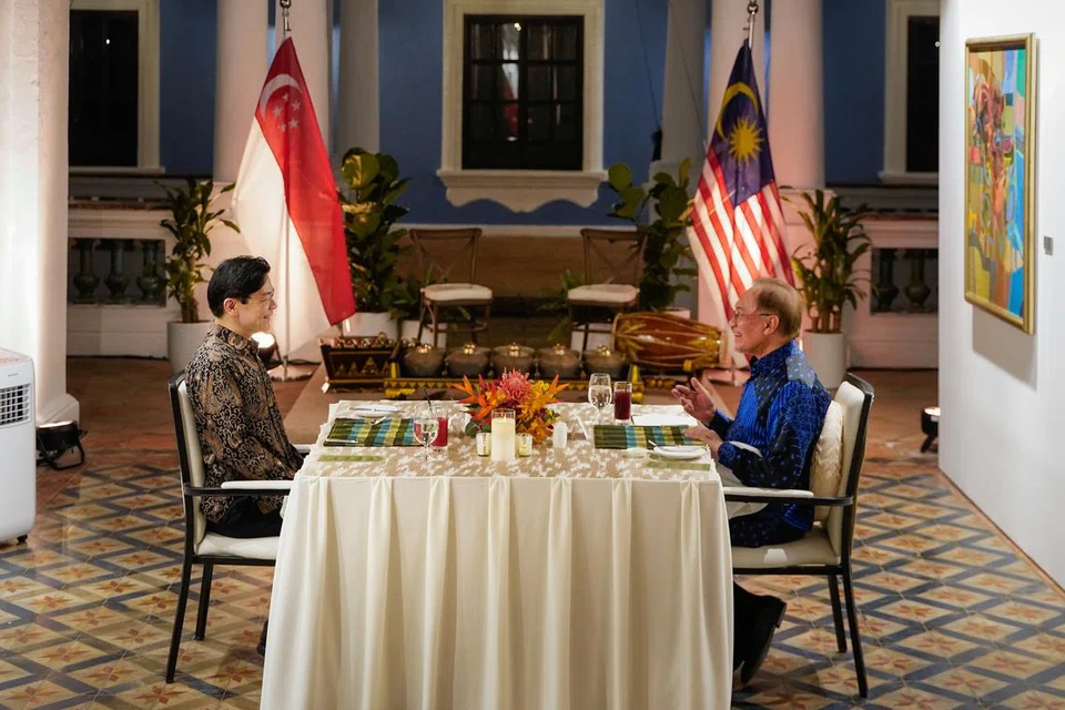 Perdana Menteri Lawrence Wong dijamu dalam satu majlis jamuan malam oleh Perdana Menteri Malaysia, Datuk Seri Anwar Ibrahim, di Rumah Tangsi, sebuah rumah agam dua tingkat berseni bina Eropah yang merupakan sebuah tapak warisan negara, di Kuala Lumpur pada 6 Januari.