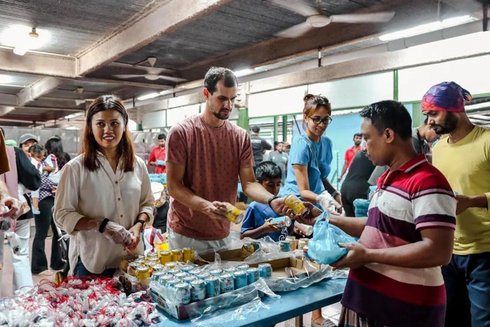 AGIH MAKANAN: Sukarelawan F-Fry mengagihkan makanan kepada pekerja migran sewaktu kempen #RamadhanWithBhaiya yang diadakan pada bulan puasa lalu. 