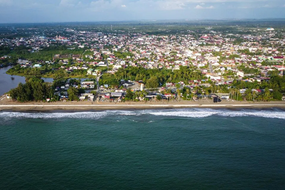 20 tahun kemudian, pesisiran pantai Meulaboh dipenuhi semula dengan rumah-rumah dan restoran yang kian dikunjungi oleh penduduk dan juga pelancong.