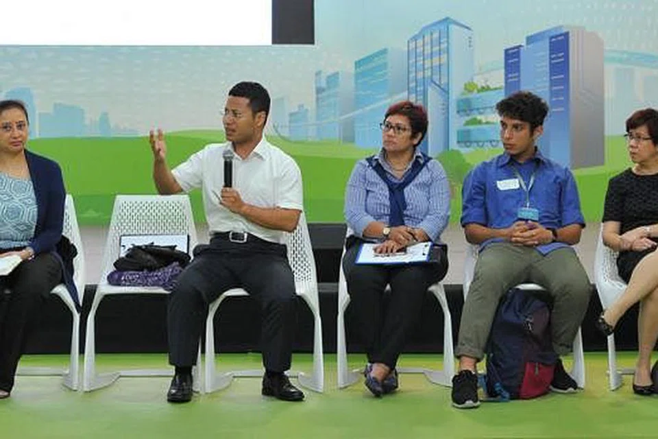 BERINTERAKSI BERSAMA PESERTA: Encik Desmond Lee (dua dari kiri) sedang berucap di sesi dialog Masa Depan Keselamatan anjuran MHA kelmarin. - Foto THE STRAITS TIMES