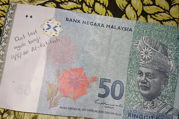 Seorang lelaki di Malaysia menerima wang ringgit RM50 dengan tulisan nota selepas beliau keluarkannya dari mesin ATM di sebuah kios minyak.