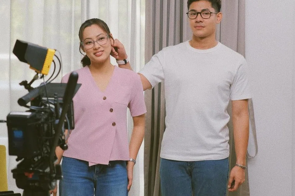 Finalis ‘Hero Remaja 2019/2020’, Meerqeen (kanan) bersama pelakon baru Malaysia, Ezzanie Jasny, di set penggambaran drama ‘Uncle Bos Mama’ yang bersiaran di saluran Astro Ria pada September 2024. 