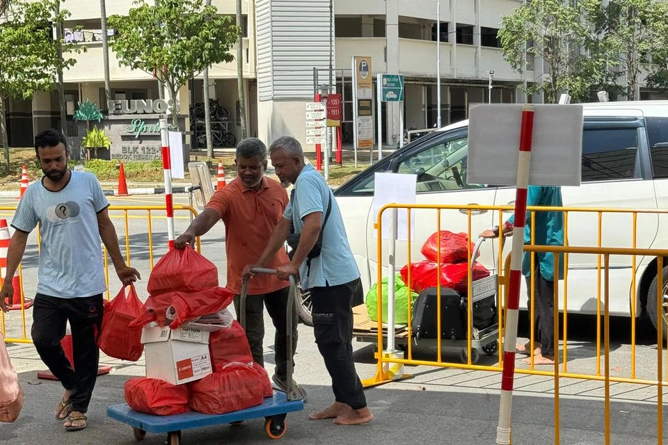 Sukarelawan masjid membantu menguruskan barangan kitar semula sumbangan jemaah masjid untuk projek ‘Ecofaith’ Masjid Alkaff Kampung Melayu pada 31 Mac lalu.