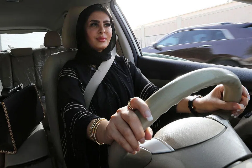 2018: Wanita dibenarkan memandu kereta, memasuki stadium untuk menyaksikan sukan.