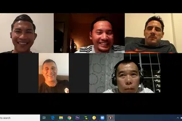 SEMBANG BOLA: (Dari kiri, atas) Isa Halim, wartawan Fakhruradzi Ismail, Daniel Bennett, (dari kiri, bawah) Aleksandar Duric dan Steven Lim berhubung menggunakan aplikasi Zoom baru-baru ini. - Foto BH oleh FAKHRURADZI ISMAIL