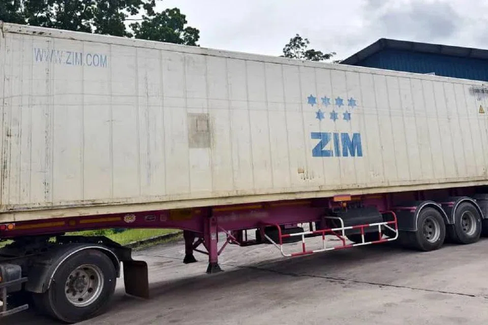 Sebuah lori berpendaftaran Thailand yang tiba di Kompleks Imigresen, Kastam, Kuarantin dan Keselamatan Padang Besar, Perlis, yang membawa kontena tertera nama ZIM diarah berpatah balik ke Thailand. 