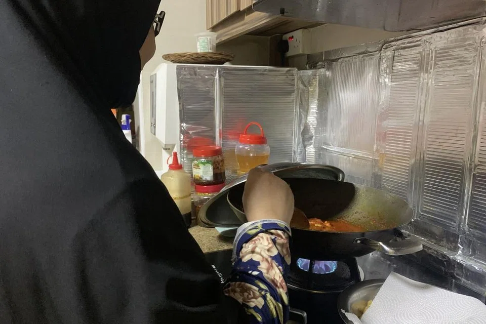 BERSYUKUR: Cik Suzie bersyukur tahun ini beliau dapat meluangkan masa dengan kesemua anaknya semasa berbuka puasa dan menyediakan masakan kegemaran mereka. - Foto SUZIE MOHAMED
