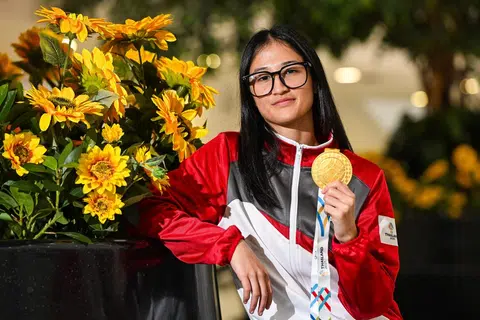 Atlet karate, Marissa Hafezan, meraih pingat emas pertama Singapura di acara kumite dalam tiga dekad. 