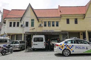 KAWAL KETAT: Anggota polis Malaysia mengawal di salah sebuah bangunan di Kajang, Selangor, di mana kertas undi yang telah dipangkah dan memihak kepada Presiden Joko Widodo, ditemui pada 12 April lalu. Suruhanjaya Pilihan Raya Indonesia telah mengarahkan siasatan dilakukan menyusuli laporan yang menyatakan sebanyak 20,000 kertas undi yang dipangkah itu ditemui di dua tempat di Kajang, beberapa hari sebelum pilihan raya umum berlangsung, semalam. - Foto EPA-EFE