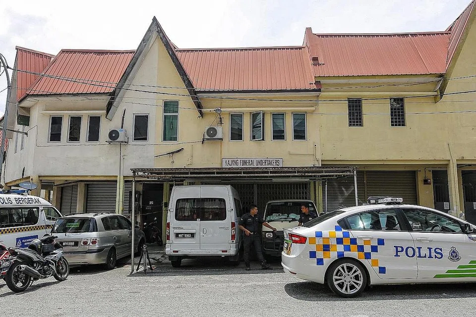 KAWAL KETAT: Anggota polis Malaysia mengawal di salah sebuah bangunan di Kajang, Selangor, di mana kertas undi yang telah dipangkah dan memihak kepada Presiden Joko Widodo, ditemui pada 12 April lalu. Suruhanjaya Pilihan Raya Indonesia telah mengarahkan siasatan dilakukan menyusuli laporan yang menyatakan sebanyak 20,000 kertas undi yang dipangkah itu ditemui di dua tempat di Kajang, beberapa hari sebelum pilihan raya umum berlangsung, semalam. - Foto EPA-EFE