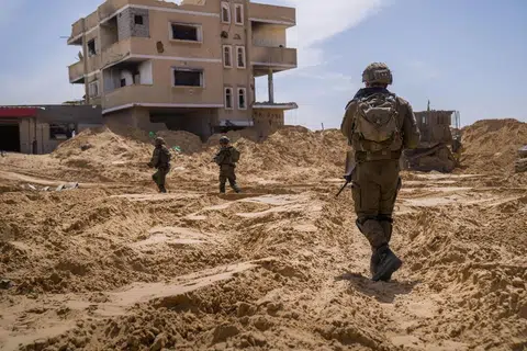 Gambar yang dibekalkan Angkatan Pertahanan Israel (IDF) pada 2 April menunjukkan tenteranya menjalankan operasi di kawasan Tel Al-Sultan, di Rafah. Mereka tidak menghadapi sebarang tentangan daripada Hamas sejak menyerang semula Gaza.