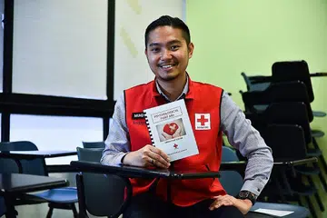TUKAR BIDANG: Setelah bekerja bagi Bantuan Makanan (FoodAid) dahulu, Encik Haikel kini mencuba bidang psikososial pula. - Foto BH oleh SONG TAO