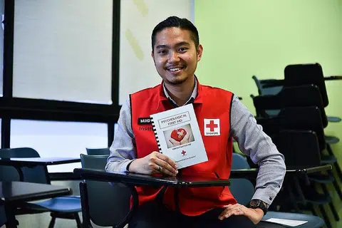 TUKAR BIDANG: Setelah bekerja bagi Bantuan Makanan (FoodAid) dahulu, Encik Haikel kini mencuba bidang psikososial pula. - Foto BH oleh SONG TAO