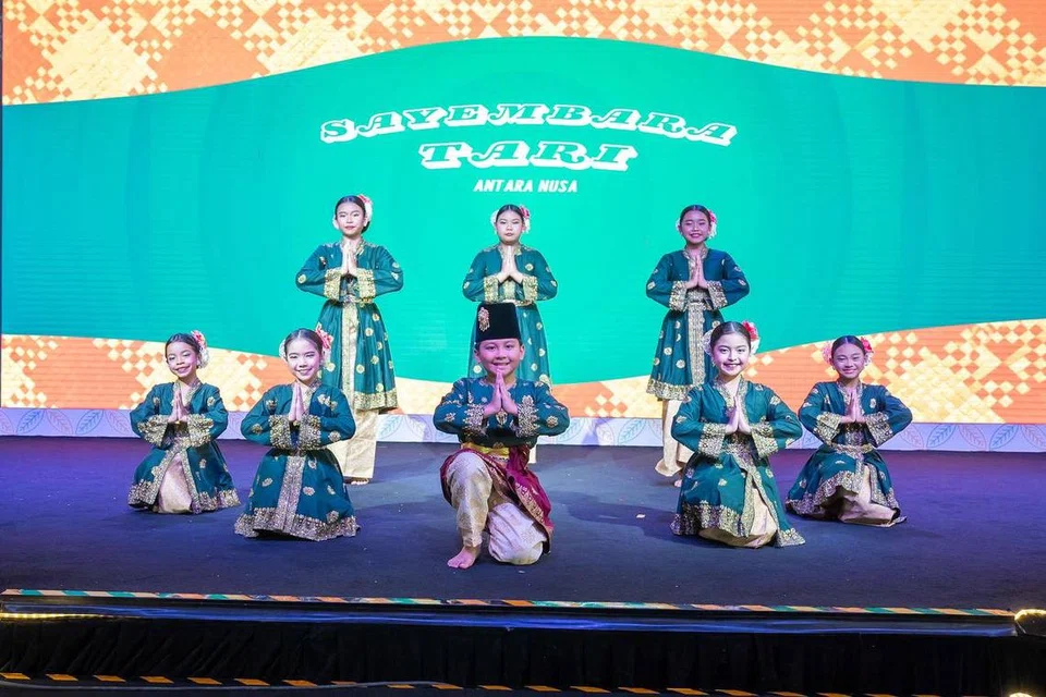Lapan penari cilik daripada Sekolah Rendah Junyuan membuktikan keupayaan menari dengan penuh gemalai sehingga dinobatkan sebagai juara kategori sekolah rendah bagi acara ‘Sayembara Tari Antara Nusa: Celebrating Malay Dance Excellence’ di Wisma Geylang Serai (WGS).
