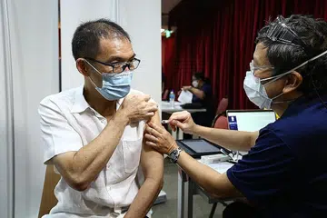 SUKAR DILAKSANA: Pengawasan, pelaksanaan dan penguatkuasaan vaksinasi wajib adalah sesuatu yang mencabar, menurut Dr Janil. - Foto fail
