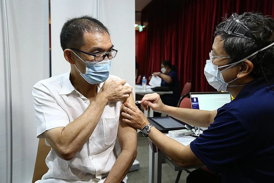 SUKAR DILAKSANA: Pengawasan, pelaksanaan dan penguatkuasaan vaksinasi wajib adalah sesuatu yang mencabar, menurut Dr Janil. - Foto fail