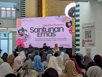 (Duduk di atas pentas, dari kiri) Cik Mariam Masood, Ustaz Dr Mohamed Fatris Bakaram, Dr Norisham Main dan Cik Faiza Sanip sebagai tetamu jemputan ‘Santunan Emas’ Edisi Khas Ramadan di Masjid Al-Muttaqin pada Februari 2025. 