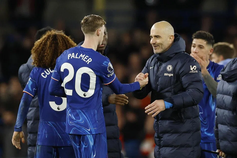 Pengurus Chelsea, Enzo Maresca (tiga dari kanan), menekankan masih banyak lagi yang perlu diperbaiki pasukannya, untuk menjadi pencabar bagi kejuaraan Liga Perdana England. 