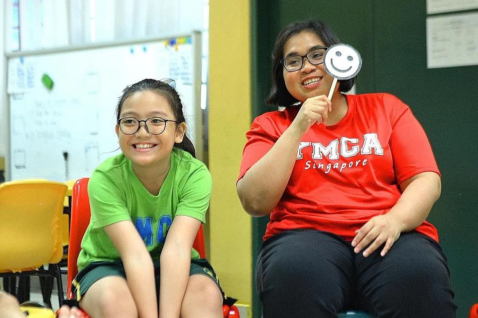 BELAJAR NILAI MURNI: Nuralya Mohamed Nurhidayat (kiri) menyertai Program LIFE selepas sekolah di mana dia diajar nilai murni seperti tanggungjawab, harmoni, hormat, integriti dan daya tahan. Cik Nur Hamizah Abdul Aziz (kanan) merupakan mentornya. - Foto BH oleh KELLY HUI