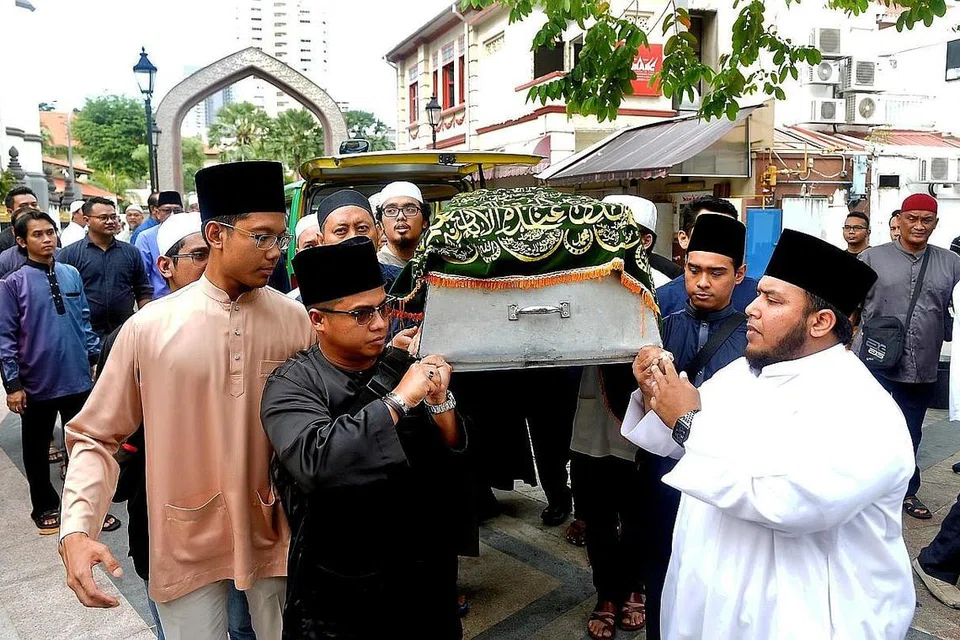 PENGHORMATAN TERAKHIR: Ratusan orang merangkumi pemimpin Melayu/Islam, bekas pelajar dan pelajar Madrasah Wak Tanjong berada di Masjid Sultan untuk memberi penghormatan terakhir kepada Allahyarham Ustaz Abdul Halim semalam. - Foto KHALID BABA
