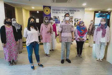GEMBLENG TENAGA: Profesor Madya Dr Faishal Ibrahim (tengah) bersama Cik Haslinda Putri Harun (tengah) bersama para sukarelawan Dana Pendidikan Harun Ghani (HGEF). - Foto BM oleh NUR DIYANA TAHA