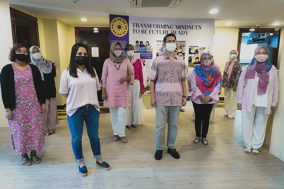 GEMBLENG TENAGA: Profesor Madya Dr Faishal Ibrahim (tengah) bersama Cik Haslinda Putri Harun (tengah) bersama para sukarelawan Dana Pendidikan Harun Ghani (HGEF). - Foto BM oleh NUR DIYANA TAHA