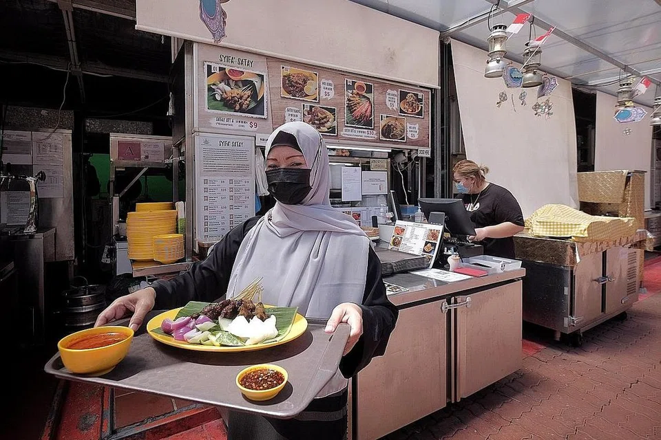 JUAL SATE DALAM TALIAN: Cik Faridah mengambil langkah untuk menembusi pasaran dalam talian setelah perniagaannya yang bergantung kepada pelancong teruk terjejas. - Foto BH oleh GAVIN FOO