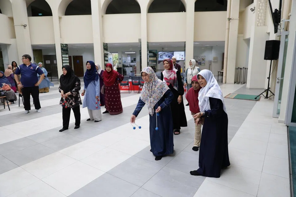 Kegiatan riadah ini diadakan semasa acara Santunan Emas di Masjid Al-Muttaqin.