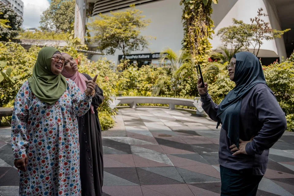 Penubuhan ‘MakcikAlertSG’ bermula apabila tiga beradik, Cik Noorhayati Mustapha (kanan), Cik Aldila Mustapha (kiri) dan Cik Sophiela Mustapha suka berkongsi maklumat mengenai diskaun atau tawaran menarik yang terdapat di pasar raya atau kedai runcit tertentu di media sosial.