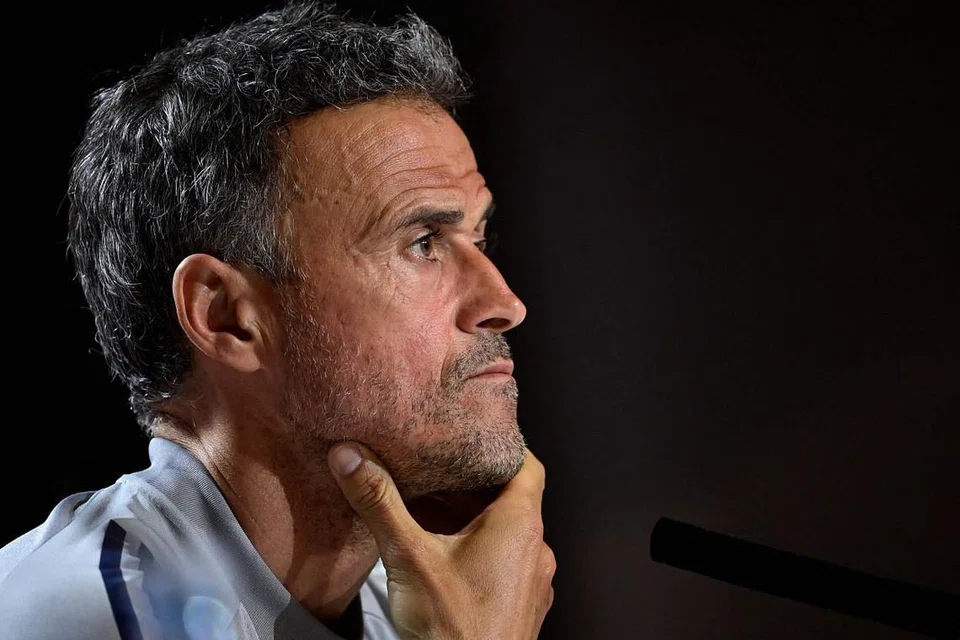 SEPANYOL MASIH GAGAH: Luis Enrique dikatakan masih berpeluang menjadikan La Roja juara kerana ia mempunyai trio 'midfield' yang 'kebal'. - Foto AFP