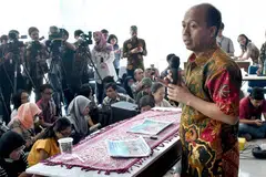 BERDEDIKASI: Dr Sutopo Purwo Nugroho terus menjalankan tugas memberitahu dunia tentang krisis yang melanda Sulawesi sehingga meragut nyawa lebih 1,400 orang.