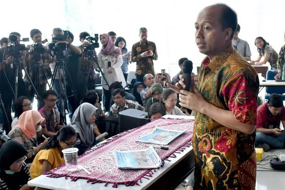 BERDEDIKASI: Dr Sutopo Purwo Nugroho terus menjalankan tugas memberitahu dunia tentang krisis yang melanda Sulawesi sehingga meragut nyawa lebih 1,400 orang.