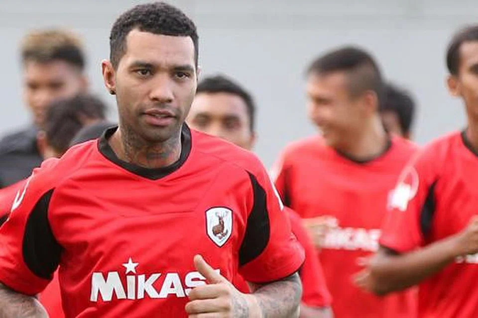 BERCITA-CITA TINGGI: Dengan barisan pemain berbakat termasuk 'aset berharga', Jermaine Pennant (kiri), Tampines berazam memenangi setiap kejohanan yang disertainya musim ini. - Foto fail