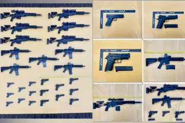 Polis merampas lebih 150 replika senjata api -  termasuk senapang mainan, pistol mainan dan pelancar peluru mainan - yang dipercayai diimport oleh seorang lelaki, Ng Jie Sheng, ke sini tanpa permit. 