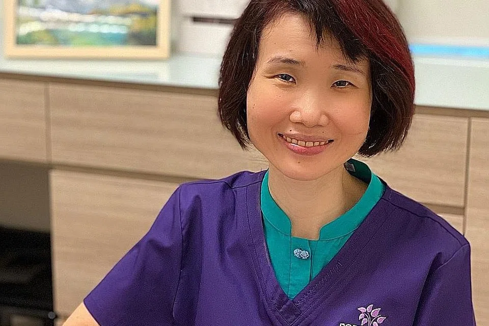 "Dalam perjuangan Covid ini, setiap individu perlu dilindungi sebanyak mungkin. Khususnya, warga emas membentuk bahagian terbesar penduduk yang telah dijangkiti. Jika suntikan penggalak boleh memberi lapisan perlindungan tambahan, ianya baik untuk warga emas dan seluruh penduduk." - Pakar penyakit berjangkit di Hospital Gleneagles, Dr Ling Li Min