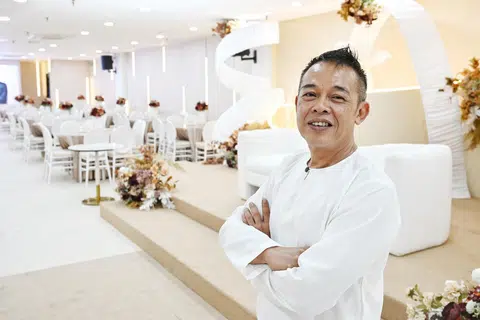 Pengasas Amani Weddings Pte Ltd, Encik Mohamed Nor Ismail, kini mengendalikan dewan ‘Aster Ballroom’ dan bekerjasama dengan tujuh dewan lain untuk khidmat katering dan perkakas perkahwinan.