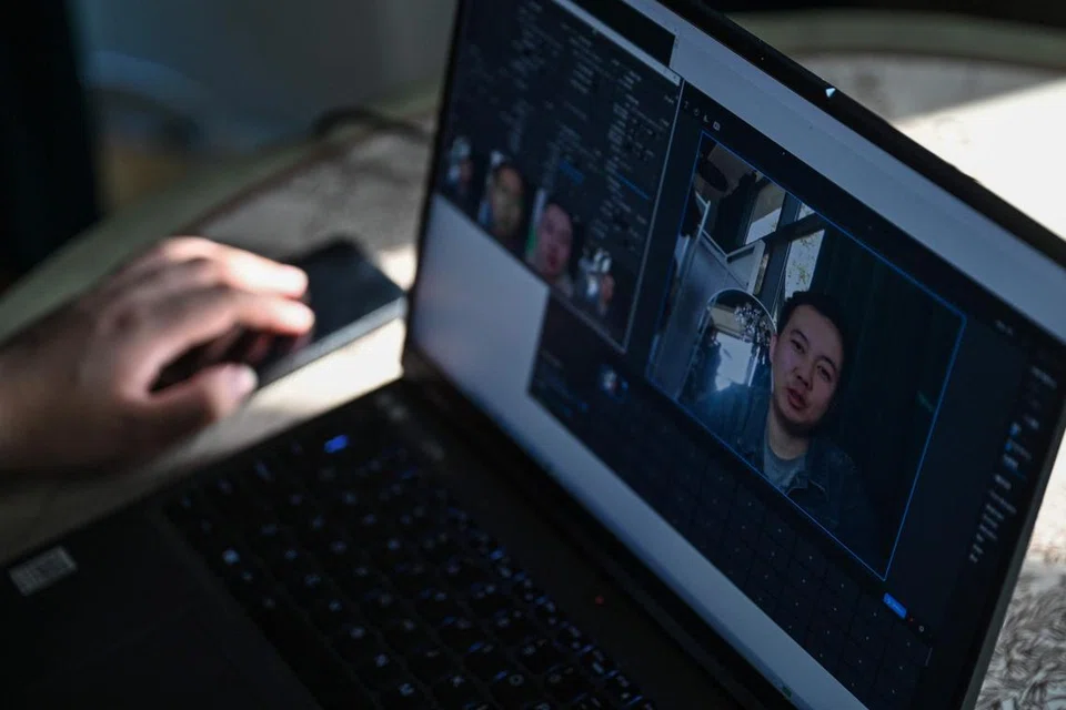 ANCAMAN AI: Firma AI Super Brain yang pakar dalam replika digital orang mati, mencipta video demonstrasi menggunakan kecerdasan buatan pada komputer ribanya di Jiangyin, wilayah Jiangsu di timur China, dengan memainkan rakaman arwah anaknya yang tidak pernah diucapkan oleh anaknya sendiri semasa hidup menggunakan kecerdasan buatan.