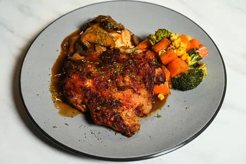 ‘Chicken Chop’ ($8.90), dimasak dua kali, dipanaskan di atas kuali leper tidak melekat atau ‘griddle’ sebelum dipanggang di atas bara. Ia disajikan dengan sos cendawan, kentang lecek dan sayur. 