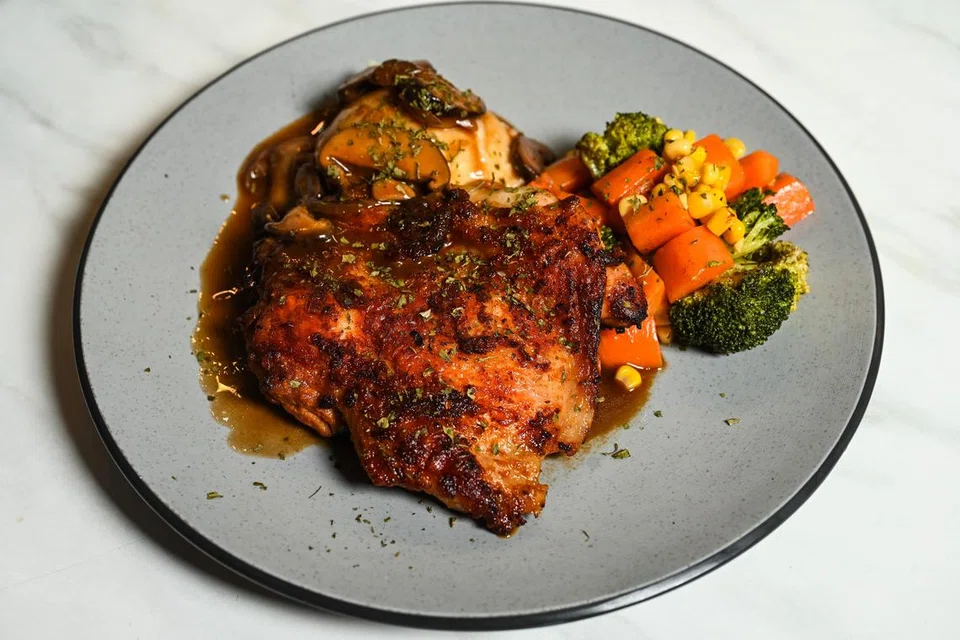 ‘Chicken Chop’ ($8.90), dimasak dua kali, dipanaskan di atas kuali leper tidak melekat atau ‘griddle’ sebelum dipanggang di atas bara. Ia disajikan dengan sos cendawan, kentang lecek dan sayur. 